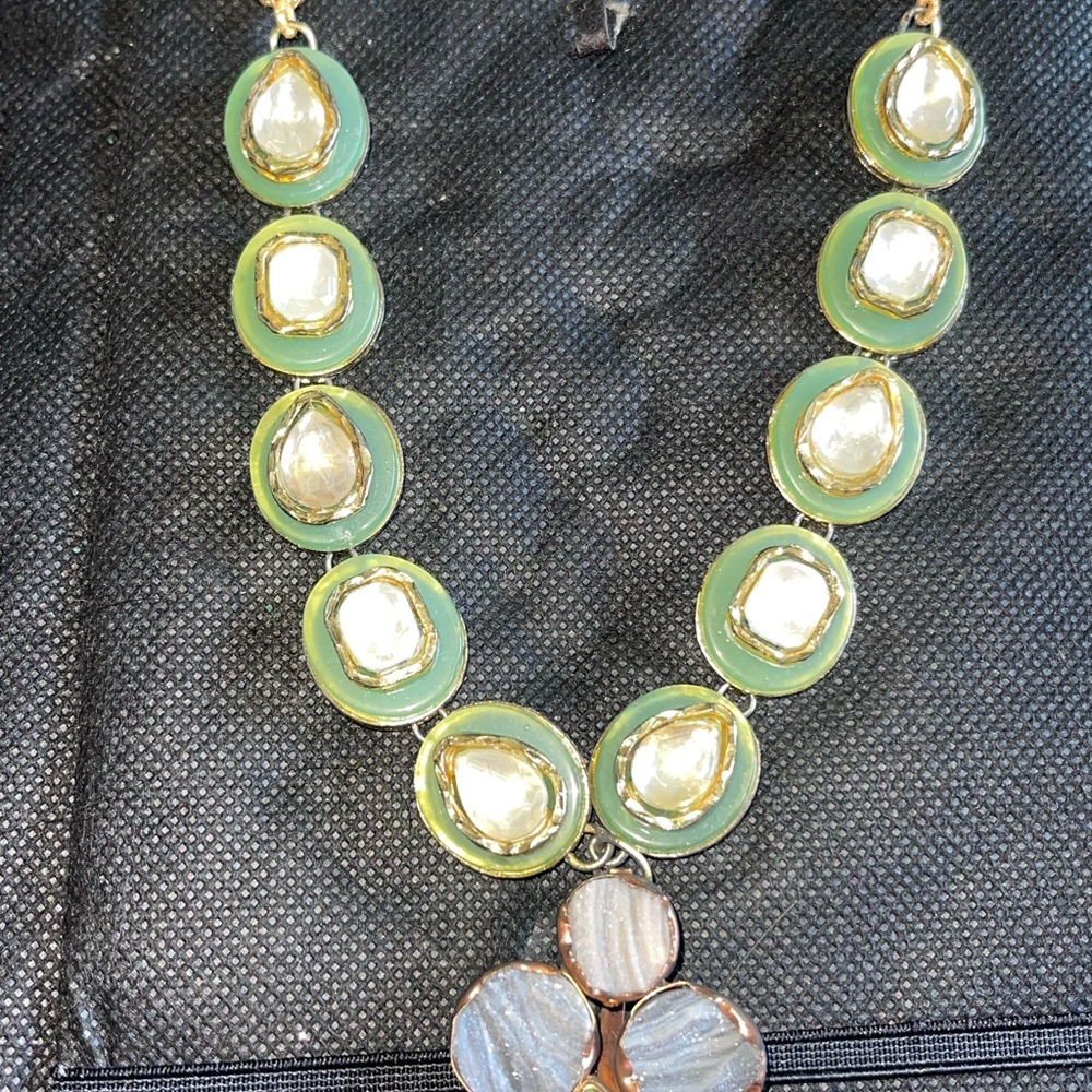 Elegant stone Green and Silver Necklace